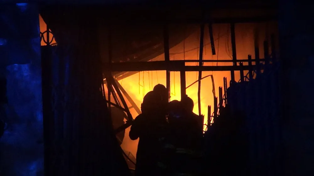 Cảnh sát phá cửa, tiếp cận sâu vào đám cháy để khống chế. Ảnh: NT