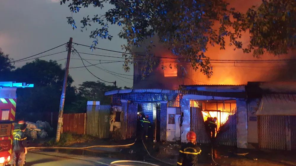 Đến hơn 18 giờ cùng ngày, việc dập lửa vẫn đang tiếp tục được triển khai. Ảnh: NT