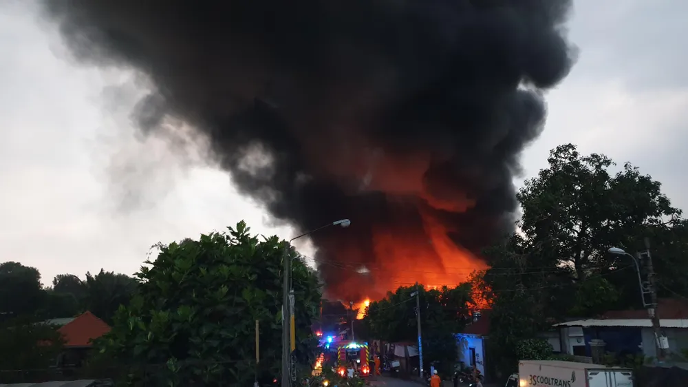 Đám cháy bùng lên dữ dội từ kho chứa hàng trên đường số 6, KDC Hoàng Hải, xã Bà Điểm. Ảnh: NT
