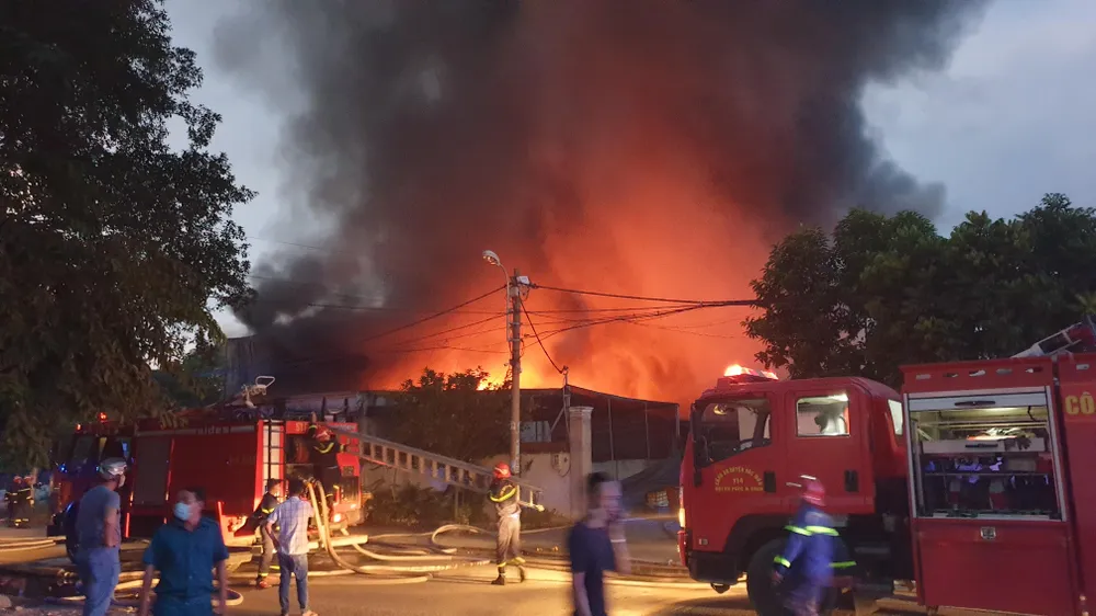 Cảnh sát PCCC và CNCH, Công an huyện Hóc Môn phối hợp với nhiều đơn vị tiếp cận, dập lửa. Ảnh: NT