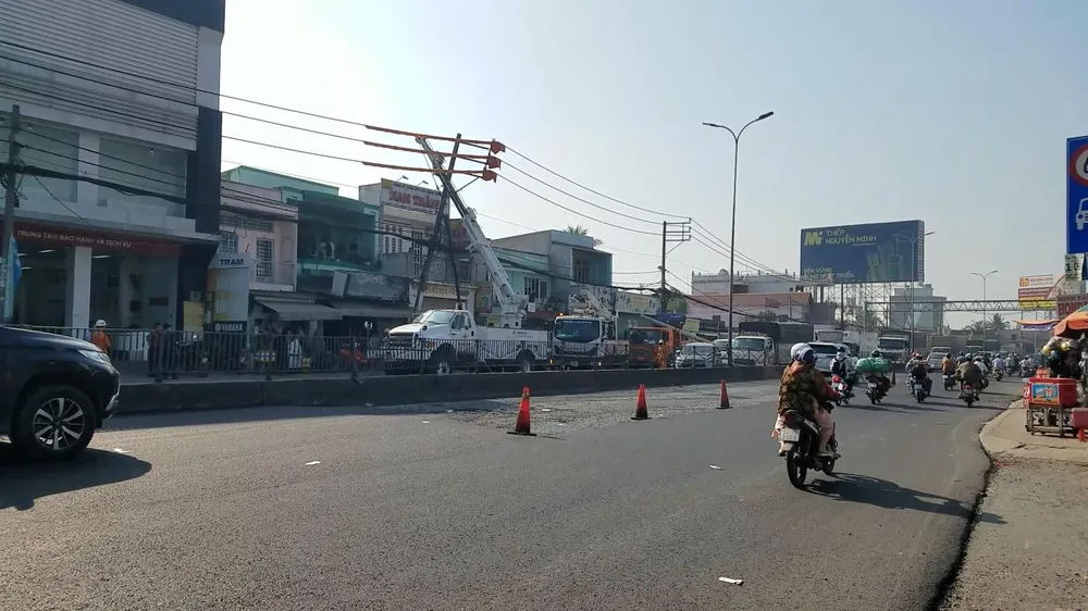 Xe ben vướng cáp viễn thông, kéo nghiêng trụ điện trung thế trên Quốc lộ 1 xe-ben-keo-cap-vien-thong-lam-nghieng-tru-dien-quoc-lo-1-binh-chanh