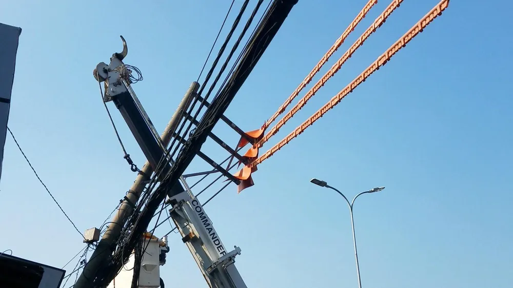 Xe ben vướng cáp viễn thông, kéo nghiêng trụ điện trung thế trên Quốc lộ 1 xe-ben-keo-cap-vien-thong-lam-nghieng-tru-dien-quoc-lo-1-binh-chanh