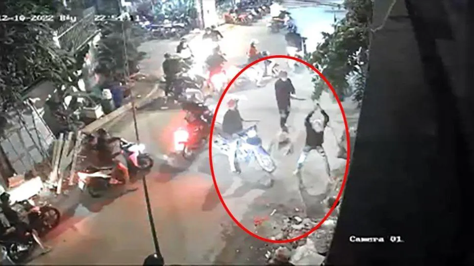 Nhóm khoảng 40 thanh niên hỗn chiến đeo khăn đỏ để phân biệt bat-40-thanh-nien-hon-chien-quan-12