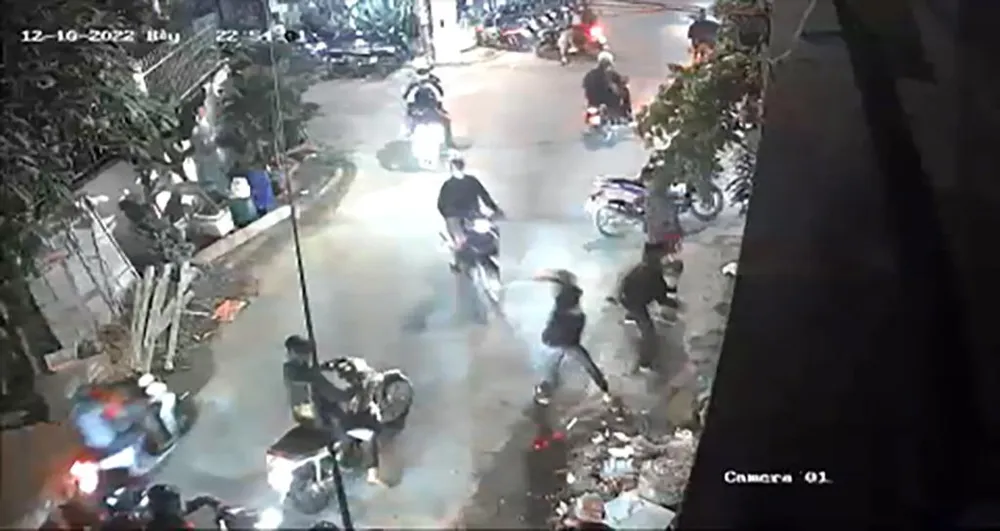 Nhóm khoảng 40 thanh niên hỗn chiến đeo khăn đỏ để phân biệt bat-40-thanh-nien-hon-chien-quan-12