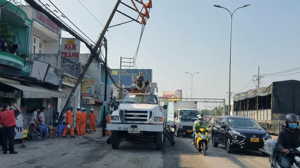 Xe ben vướng cáp viễn thông, kéo nghiêng trụ điện trung thế trên Quốc lộ 1 xe-ben-keo-cap-vien-thong-lam-nghieng-tru-dien-quoc-lo-1-binh-chanh