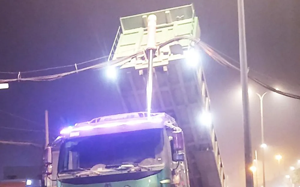 Xe ben vướng cáp viễn thông, kéo nghiêng trụ điện trung thế trên Quốc lộ 1 xe-ben-keo-cap-vien-thong-lam-nghieng-tru-dien-quoc-lo-1-binh-chanh