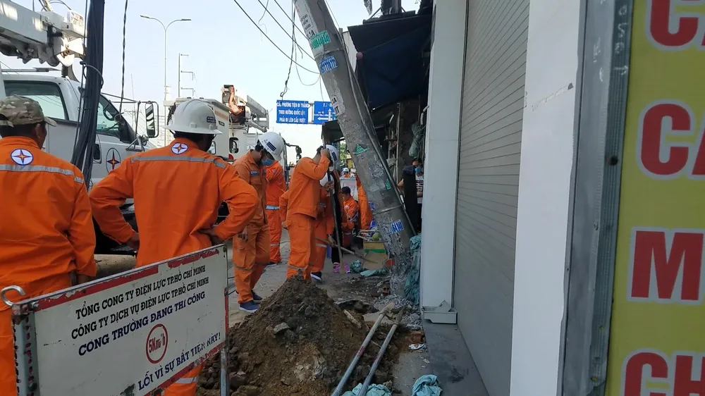 Xe ben vướng cáp viễn thông, kéo nghiêng trụ điện trung thế trên Quốc lộ 1 xe-ben-keo-cap-vien-thong-lam-nghieng-tru-dien-quoc-lo-1-binh-chanh