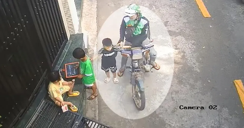 Bắt thanh niên cướp vàng của bé trai 4 tuổi ở Tân Phú bat-cuop-vang-tren-tay-be-trai-4-tuoi