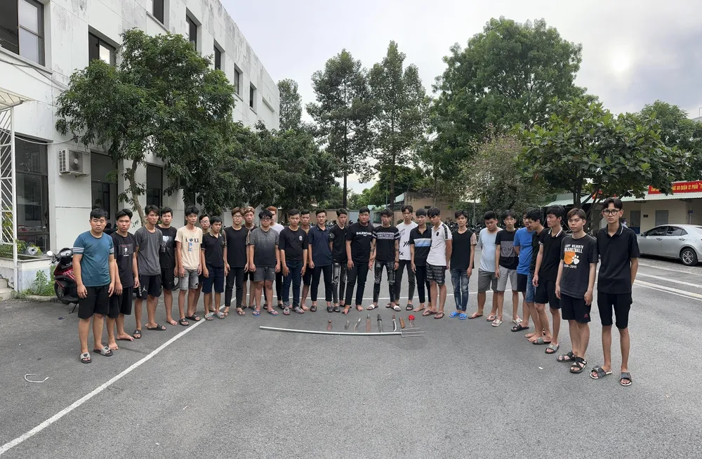 Nhóm khoảng 40 thanh niên hỗn chiến đeo khăn đỏ để phân biệt bat-40-thanh-nien-hon-chien-quan-12