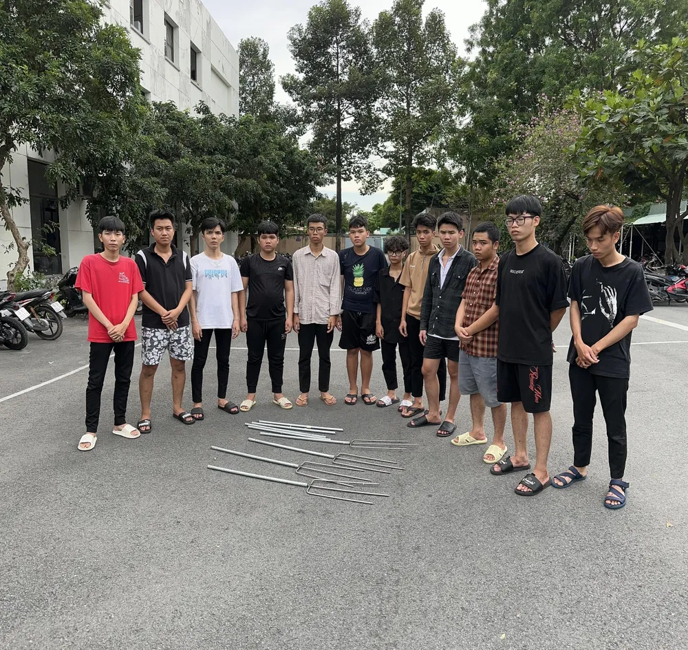 Nhóm khoảng 40 thanh niên hỗn chiến đeo khăn đỏ để phân biệt bat-40-thanh-nien-hon-chien-quan-12