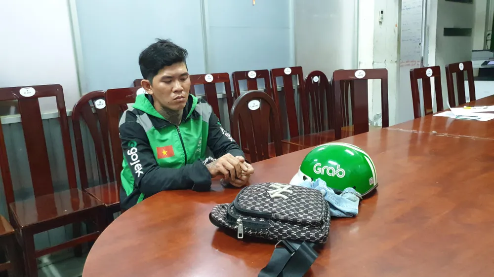 Bắt thanh niên cướp vàng của bé trai 4 tuổi ở Tân Phú bat-cuop-vang-tren-tay-be-trai-4-tuoi