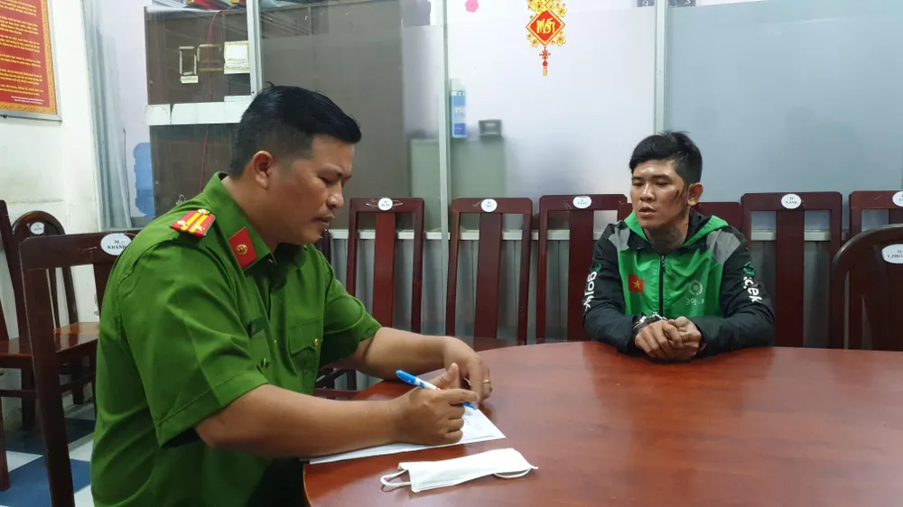 Bắt thanh niên cướp vàng của bé trai 4 tuổi ở Tân Phú bat-cuop-vang-tren-tay-be-trai-4-tuoi