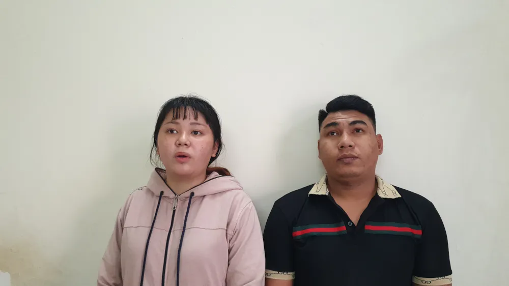 2 vợ chồng cướp giật, xịt hơi cay xin lỗi người dân ở TP.HCM 2-vo-chong-cuop-giat-tai-san-xit-hoi-cay-xin-loi-nguoi-dan