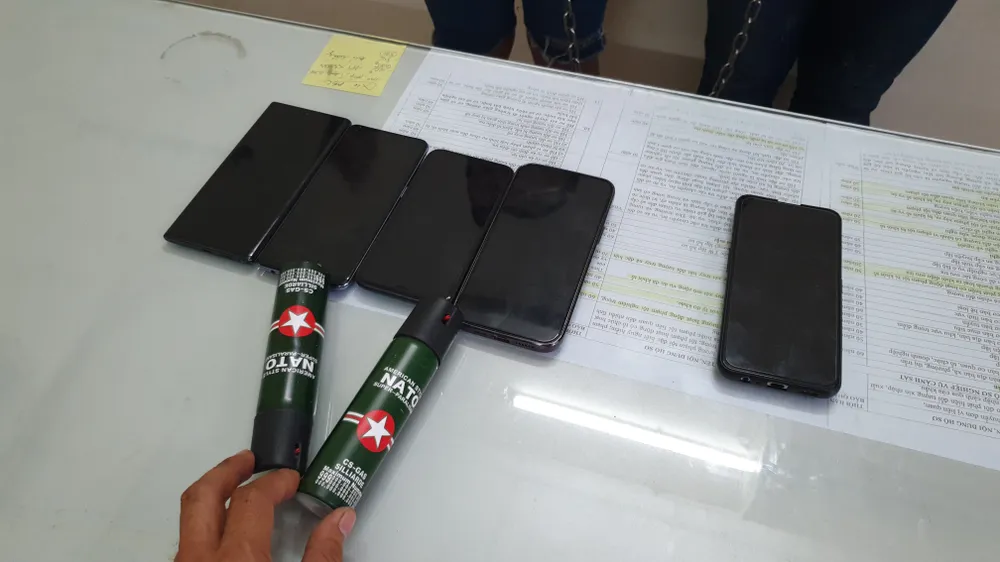 2 vợ chồng cướp giật, xịt hơi cay xin lỗi người dân ở TP.HCM 2-vo-chong-cuop-giat-tai-san-xit-hoi-cay-xin-loi-nguoi-dan