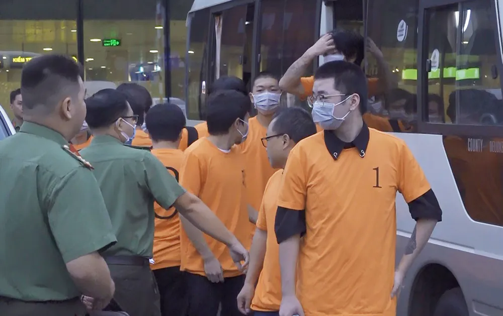 truc-xuat-12-nguoi-trung-quoc-ve-nuoc