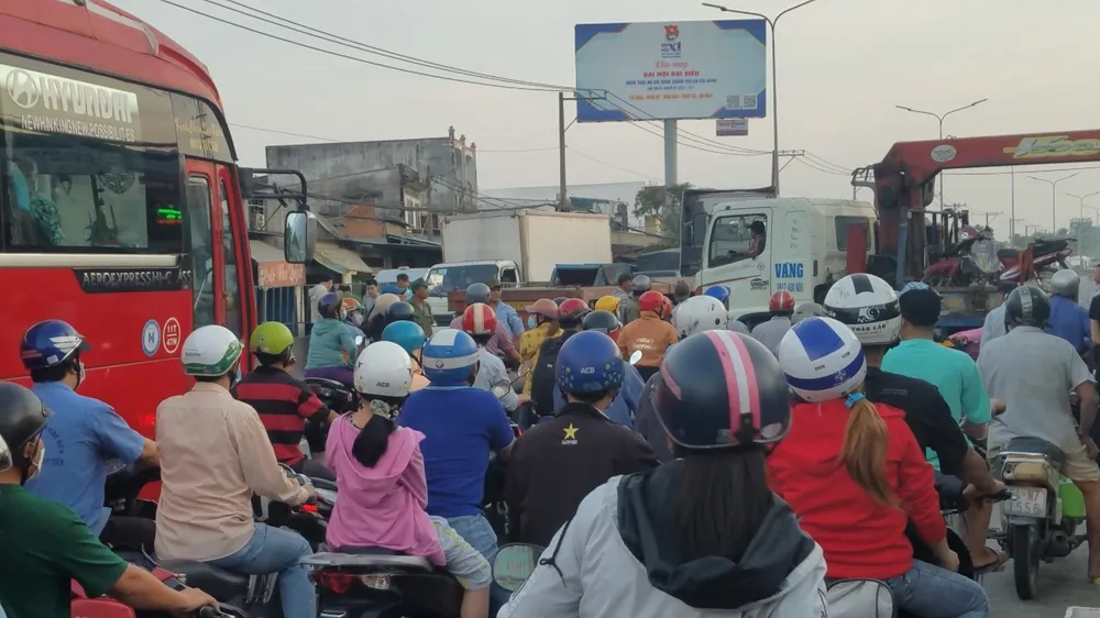 xe-dau-keo-cuon-nguoi-vao-gam-quoc-lo-1