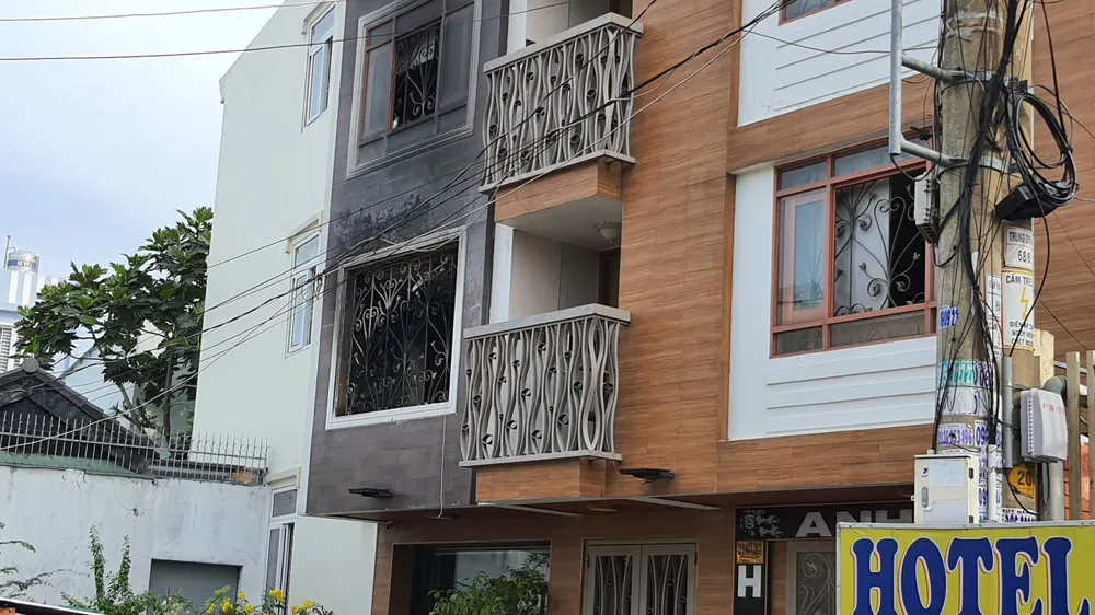 Người đàn ông chết cháy trong phòng khách sạn, cạnh có chai xăng