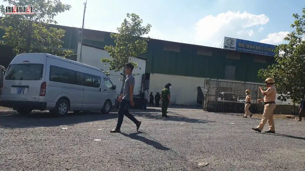 cong-an-kham-xet-trung-tam-dang-kiem-50-14d