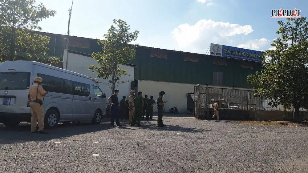 cong-an-kham-xet-trung-tam-dang-kiem-50-14d