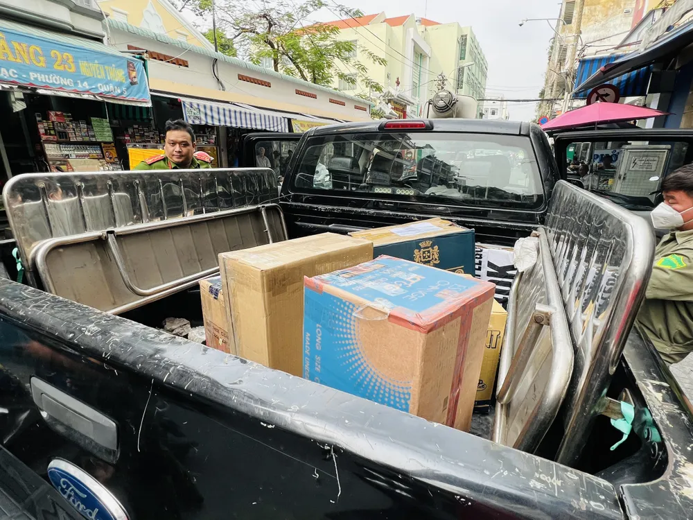 Công an thu giữ tổng cộng 3.063 bao thuốc lá ngoại nhập lậu. Ảnh: CA