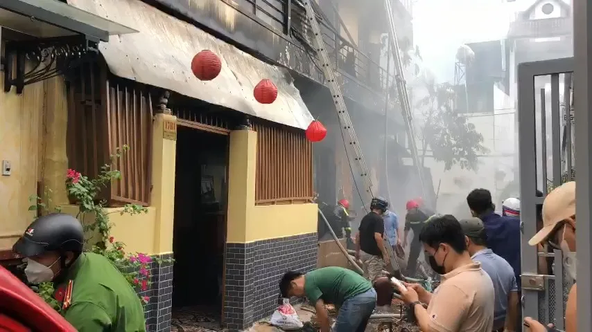 Đến đầu giờ chiều cùng ngày, hiện trường vẫn đang được lực lượng chức năng xử lý. Ảnh: HT Đến đầu giờ chiều cùng ngày, hiện trường vẫn đang được lực lượng chức năng xử lý. Ảnh: HT