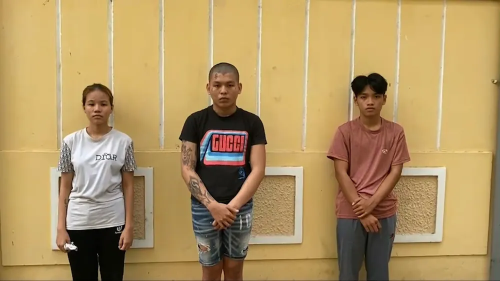 Đi uống cà phê thấy điện thoại ‘xịn’, cô gái rủ bạn trai cướp dan-canh-cuop-dien-thoai-iphone