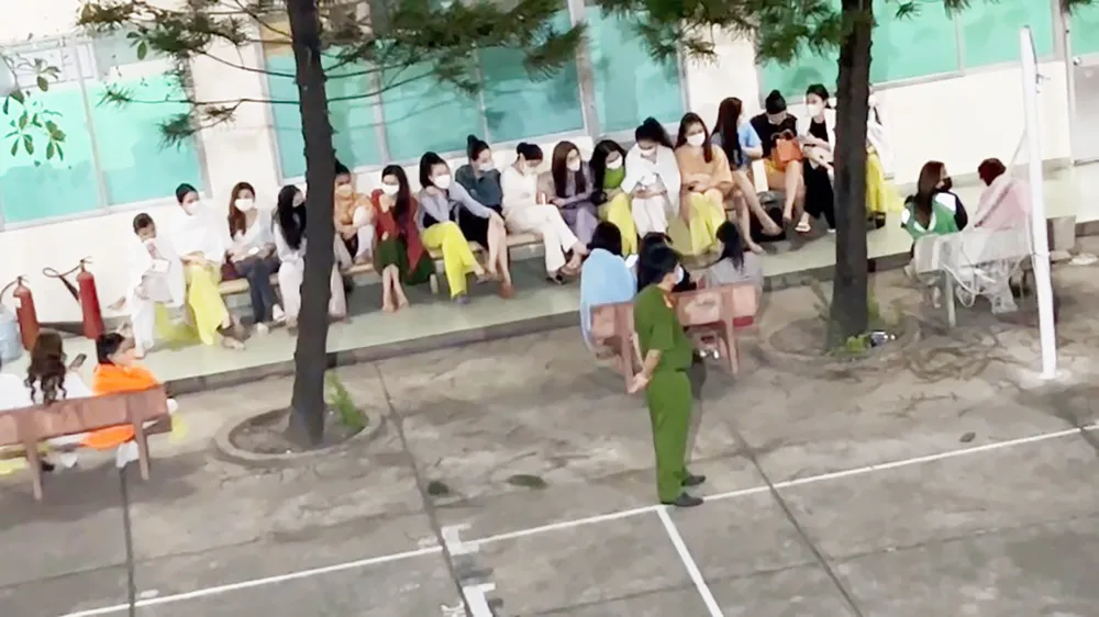 Có khoảng 100 nữ tiếp viên được xác định sẵn sàng đi bán dâm. Ảnh: CA