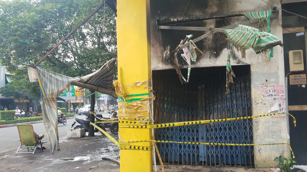 Cháy dữ dội tiệm sửa xe khóa cửa ở đường Lạc Long Quân chay-tiem-sua-xe-quan-11-lac-long-quan