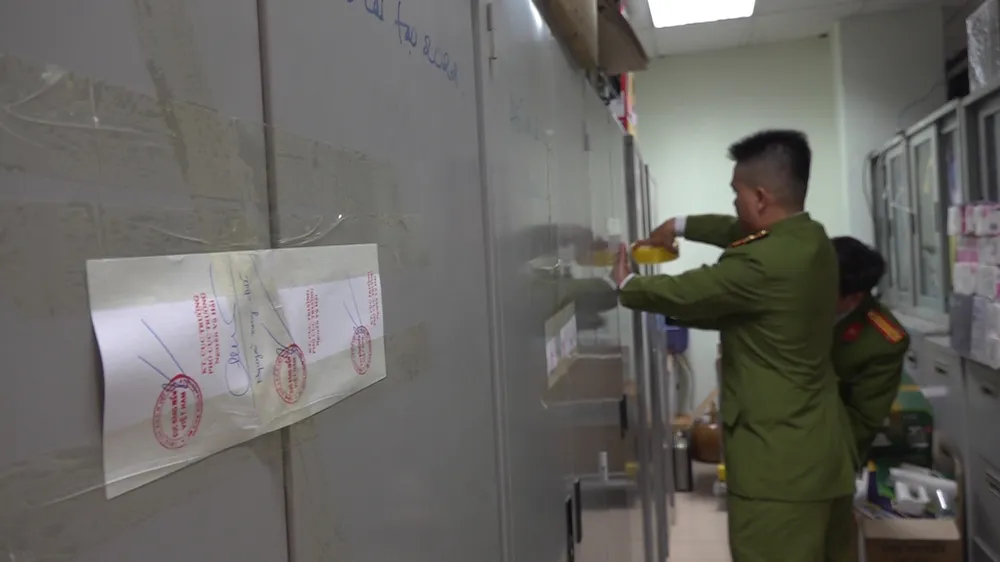 Công an niêm phong các tang vật ở Cục Đăng kiểm Việt Nam. Ảnh: CA
