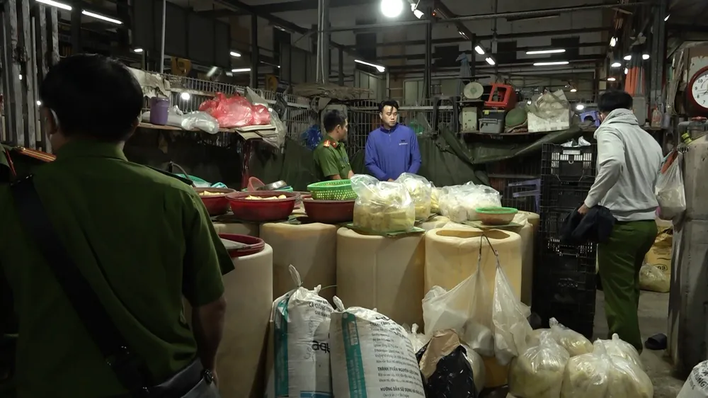 Công an lấy mẫu để phục vụ việc xử lý. Ảnh: CA Công an lấy mẫu để phục vụ việc xử lý. Ảnh: CA