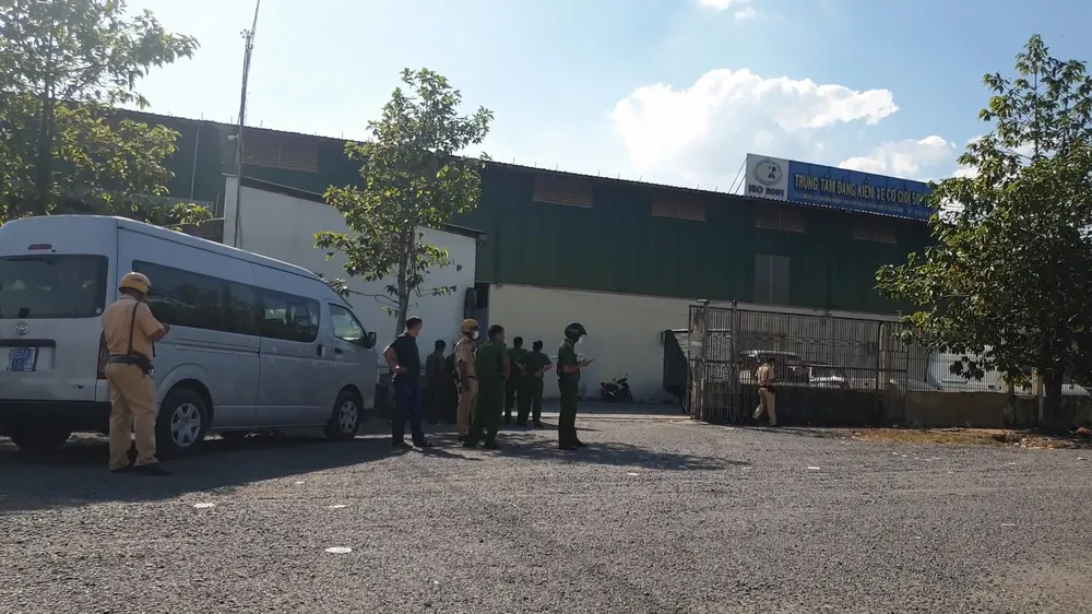 Công an huyện Hóc Môn khám xét TTDDK 50-14D trên địa bàn. Ảnh: NT