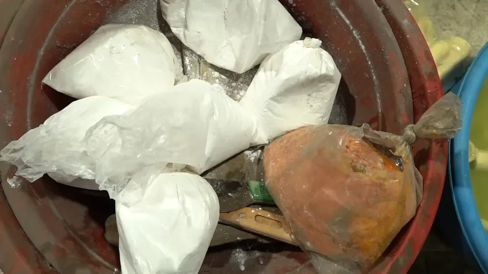 Số hóa chất được thừa nhận là mua ở Chợ Kim Biên làm cho măng, ngó sen đẹp hơn. Ảnh: CA Số hóa chất được thừa nhận là mua ở Chợ Kim Biên làm cho măng, ngó sen đẹp hơn. Ảnh: CA