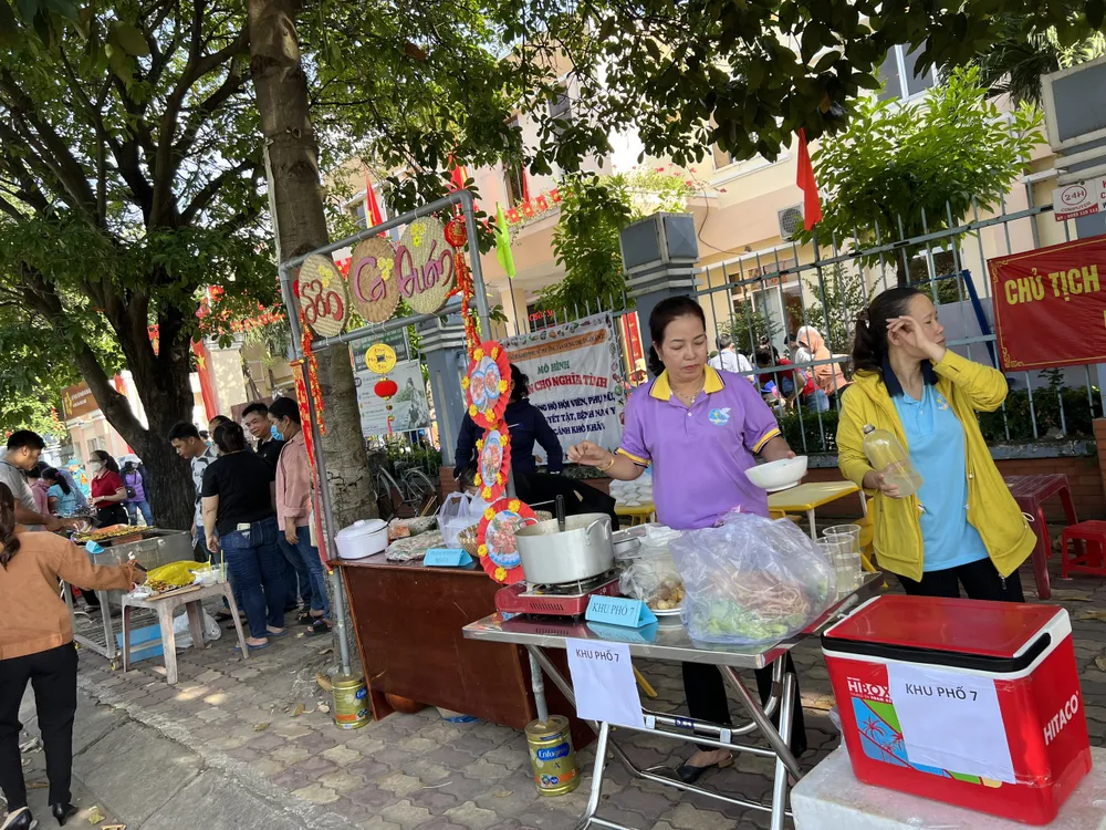 Theo đó, 187 hộ nghèo, hộ cận nghèo được trao mỗi phần 300 ngàn đồng; 140 trẻ em ở nhà trọ mỗi phần quà 300 ngàn đồng; 40 gia đình chính sách khó khăn mỗi phần quà 300 ngàn đồng; 50 người cao tuổi, người khuyết tật khó khăn mỗi người mỗi phần quà 400 ngàn đồng. Phía Khối vận – Cấp ủy Chi bộ, ĐBBP trực thuộc chăm lo 390 phần quà, mỗi phần trị giá 1 triệu đồng.