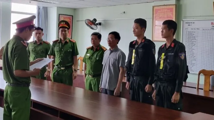 Công an xác định ông Hình đã nhận tiền tháng, tiền quý để bỏ qua các sai phạm tại các trung tâm đăng kiểm. Ảnh: CA