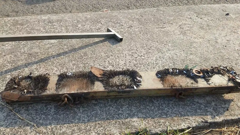 Một số người dân phát hiện có đinh thì đi nhặt, tuy nhiên đến sáng hôm sau, đinh lại xuất hiện. Một số người dân phát hiện có đinh thì đi nhặt, tuy nhiên đến sáng hôm sau, đinh lại xuất hiện.