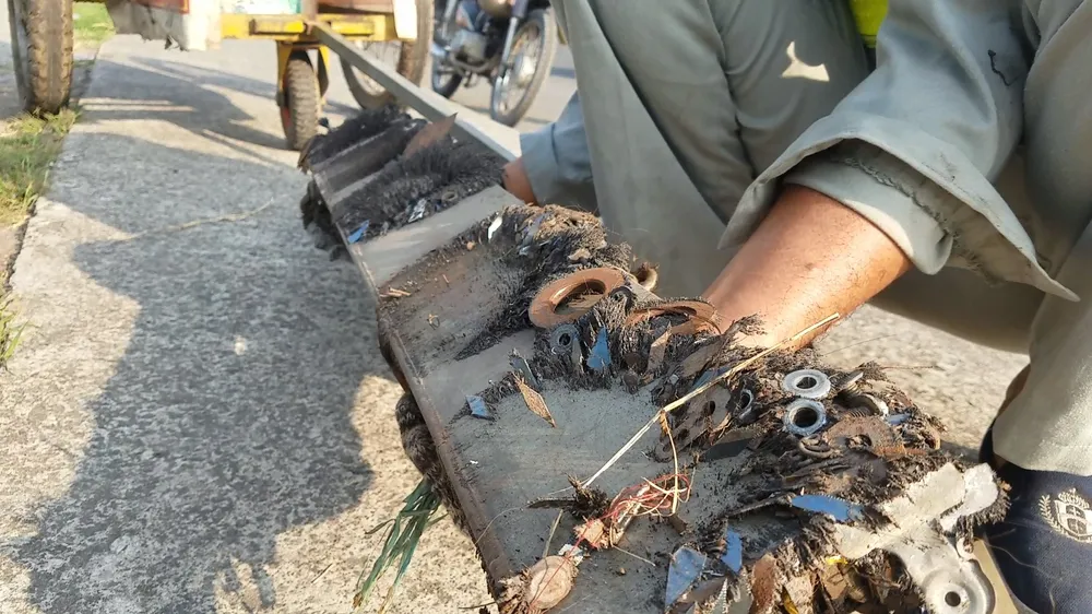 Theo người dân, thời điểm cuối năm "đinh tặc" thường rải vật nhọn, đinh... để bẫy người đi về miền Tây ăn Tết. Theo người dân, thời điểm cuối năm "đinh tặc" thường rải vật nhọn, đinh... để bẫy người đi về miền Tây ăn Tết.