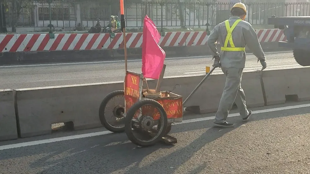 Sau khi phát hiện có rải đinh, Công ty cổ phần đầu tư phát triển hạ tầng IDICO, đơn vị quản lý tuyến đường, đã cho công nhân thu gom, hút để đảm bảo việc đi lại an toàn của người dân. Sau khi phát hiện có rải đinh, Công ty cổ phần đầu tư phát triển hạ tầng IDICO, đơn vị quản lý tuyến đường, đã cho công nhân thu gom, hút để đảm bảo việc đi lại an toàn của người dân.