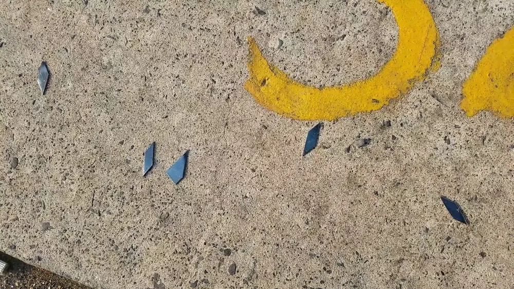 Các mảnh đinh còn rất mới, nằm rải rác ở làn xe 2 bánh trên Quốc lộ 1 chờ chực người đi xe máy cán phải. Các mảnh đinh còn rất mới, nằm rải rác ở làn xe 2 bánh trên Quốc lộ 1 chờ chực người đi xe máy cán phải.