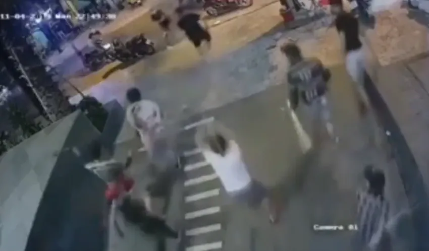 Nhóm giang hồ truy sát ông Quân được camera an ninh ghi lại. Ảnh: PLO Nhóm giang hồ truy sát ông Quân được camera an ninh ghi lại. Ảnh: PLO