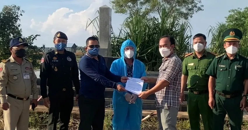 Cảnh sát Campuchia hoàn tất việc dẫn giải Lý Văn Từ về Việt Nam. Ảnh: CA Cảnh sát Campuchia hoàn tất việc dẫn giải Lý Văn Từ về Việt Nam. Ảnh: CA