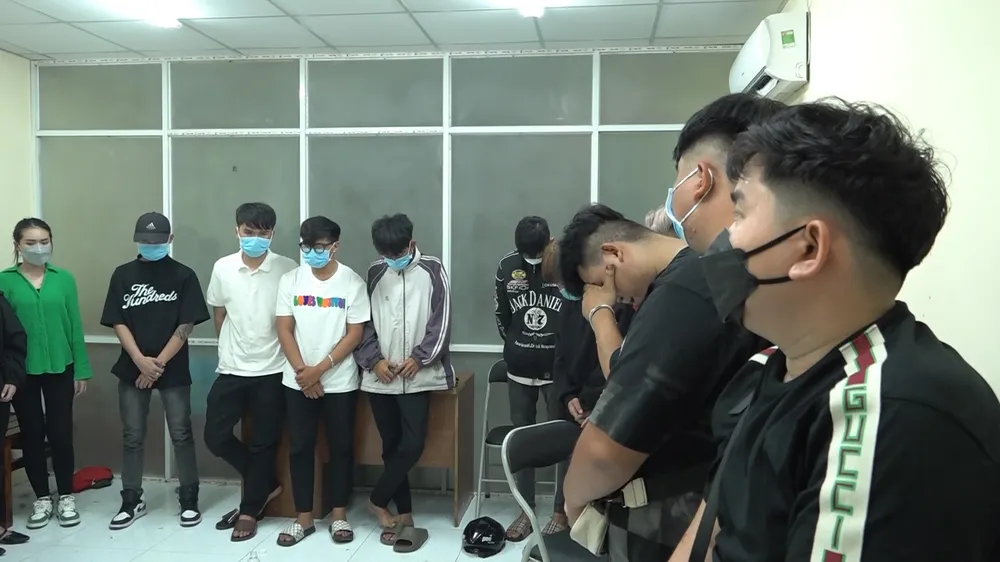 Công an đưa 33 người về trụ sở để phục vụ điều tra, làm rõ. Ảnh: CA