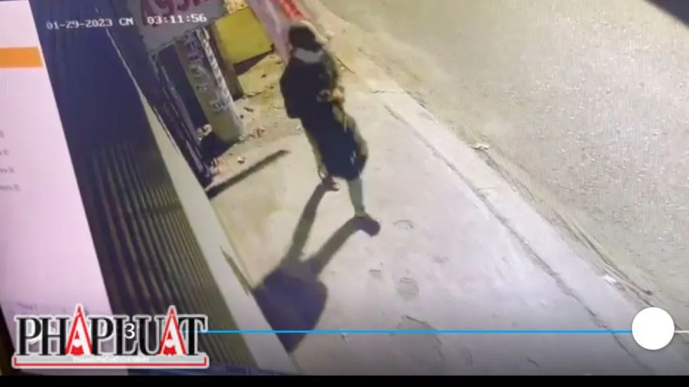 Hình ảnh Nu đột nhập vào tiệm vàng bị camera an ninh ghi lại. Ảnh: CA