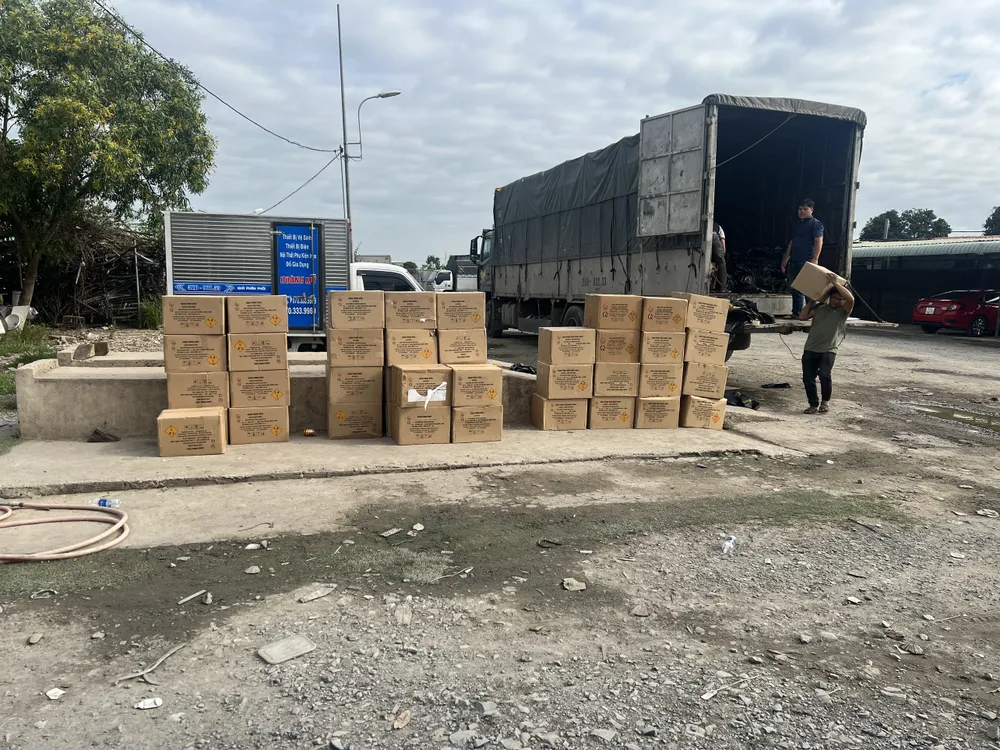 Công an phát hiện, tạm giữ số lượng lớn pháo hoa. Ảnh: CA