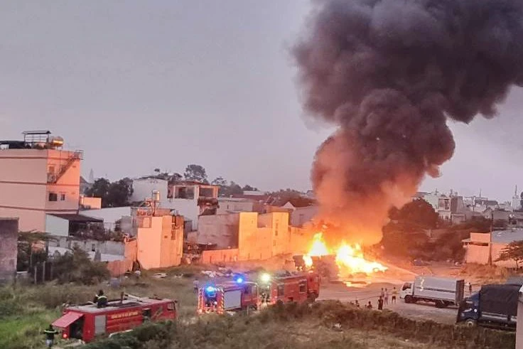 Cảnh sát PCCC Công an huyện Hóc Môn sau đó điều động phương tiện tới khống chế. Ảnh: HT