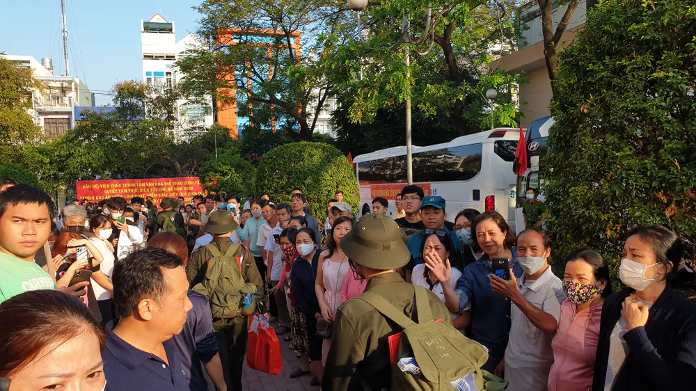 Rất đông người thân, gia đình các tân bình đến Trung tâm văn hóa quận Tân Bình tiễn các tân binh lên đường.
