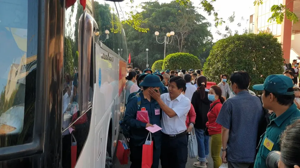 Buổi lễ giao nhận quân kéo dài đến khoảng 8 giờ sáng cùng ngày.