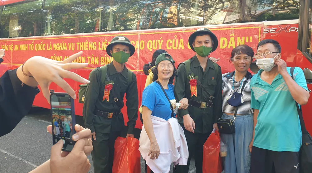 Những bức hình kỷ niệm cũng được người thân, gia đình các tân binh ghi lại.