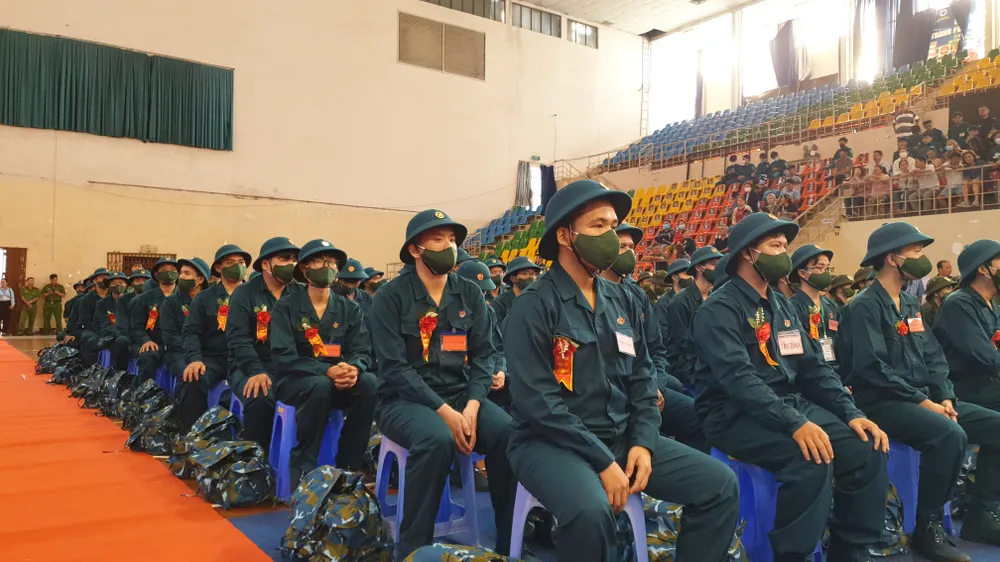 Ông Thành cho biết đến hôm nay, quận Tân Bình đã tuyển chọn được 240 công dân có đủ các điều kiện về chính trị, văn hóa, sức khỏe để sẵn sàng lên đường nhập ngũ, hoàn thành 100% chỉ tiêu trên giao. Trong đó có 195 thanh niên tham gia nghĩa vụ quân sự, có 45 thanh niên tham gia nghĩa vụ công an, đặc biệt có ba đảng viên trẻ tiêu biểu ưu tú tình nguyện lên đường nhập ngũ.