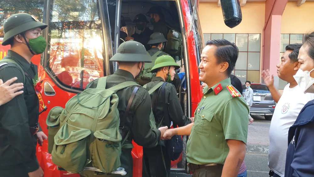 Các đơn vị giao nhận quân thực hiện đón, đưa các tân binh lên đường.