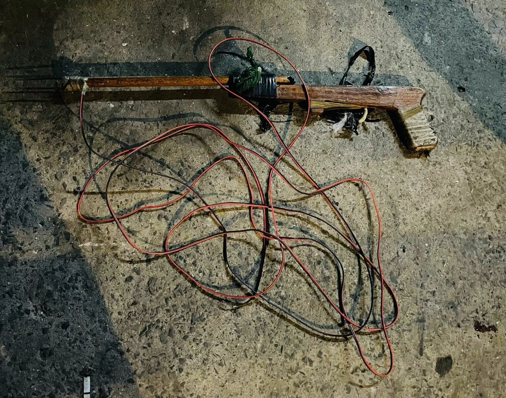 Súng chích điện bị công an thu giữ. Ảnh: CA Súng chích điện bị công an thu giữ. Ảnh: CA